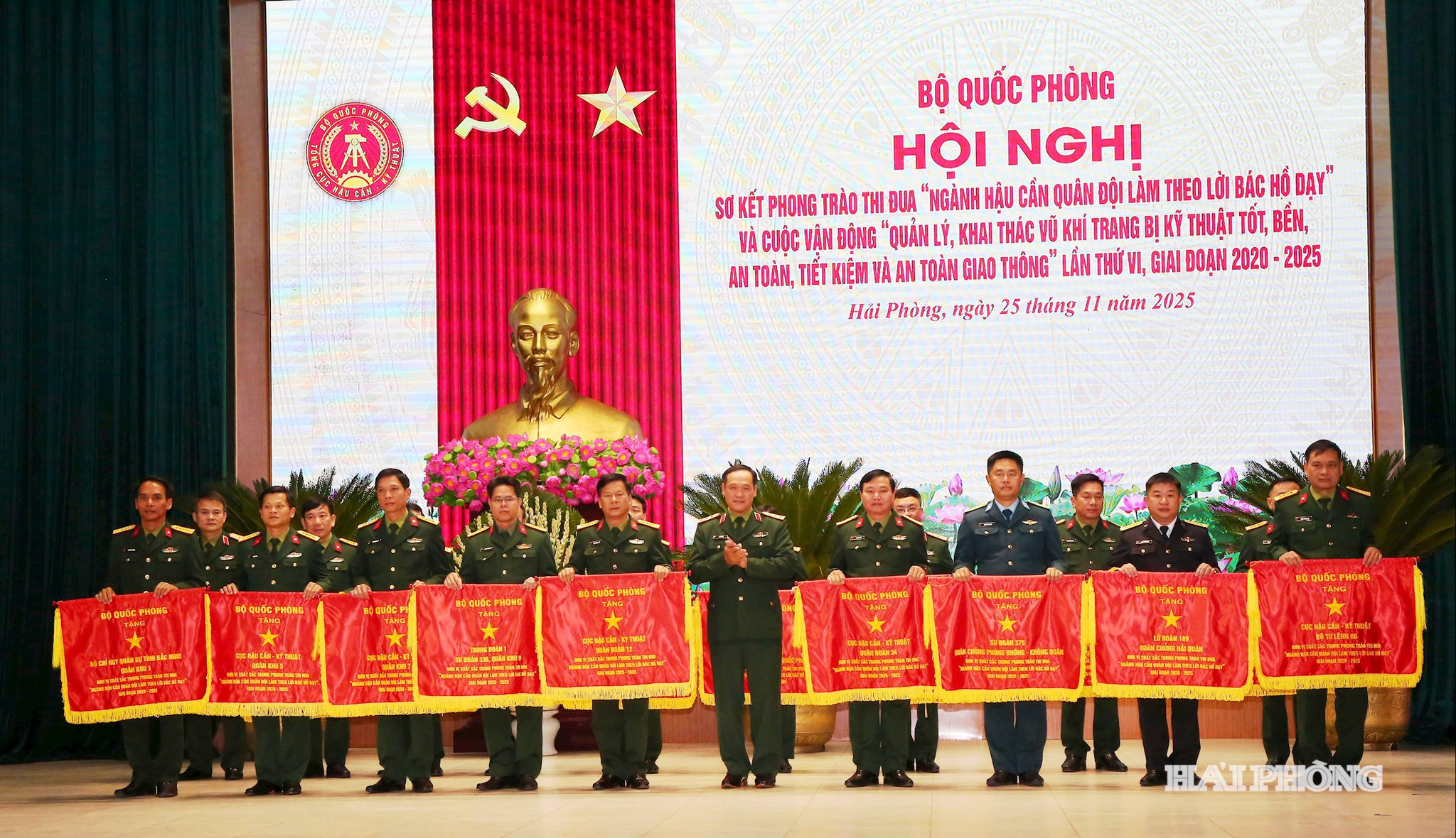Thượng tướng Vũ Hải Sản, Ủy viên Trung ương Đảng, Thứ trưởng Bộ Quốc Phòng trao Cờ thi đua tặng các đơn vị