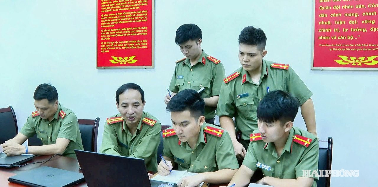 Cán bộ, chiến sĩ Phòng An ninh mạng và phòng chống tội phạm sử dụng công nghệ cao trao đổi nghiệp vụ, nâng cao hiệu quả đấu tranh với tội phạm trên không gian mạng.