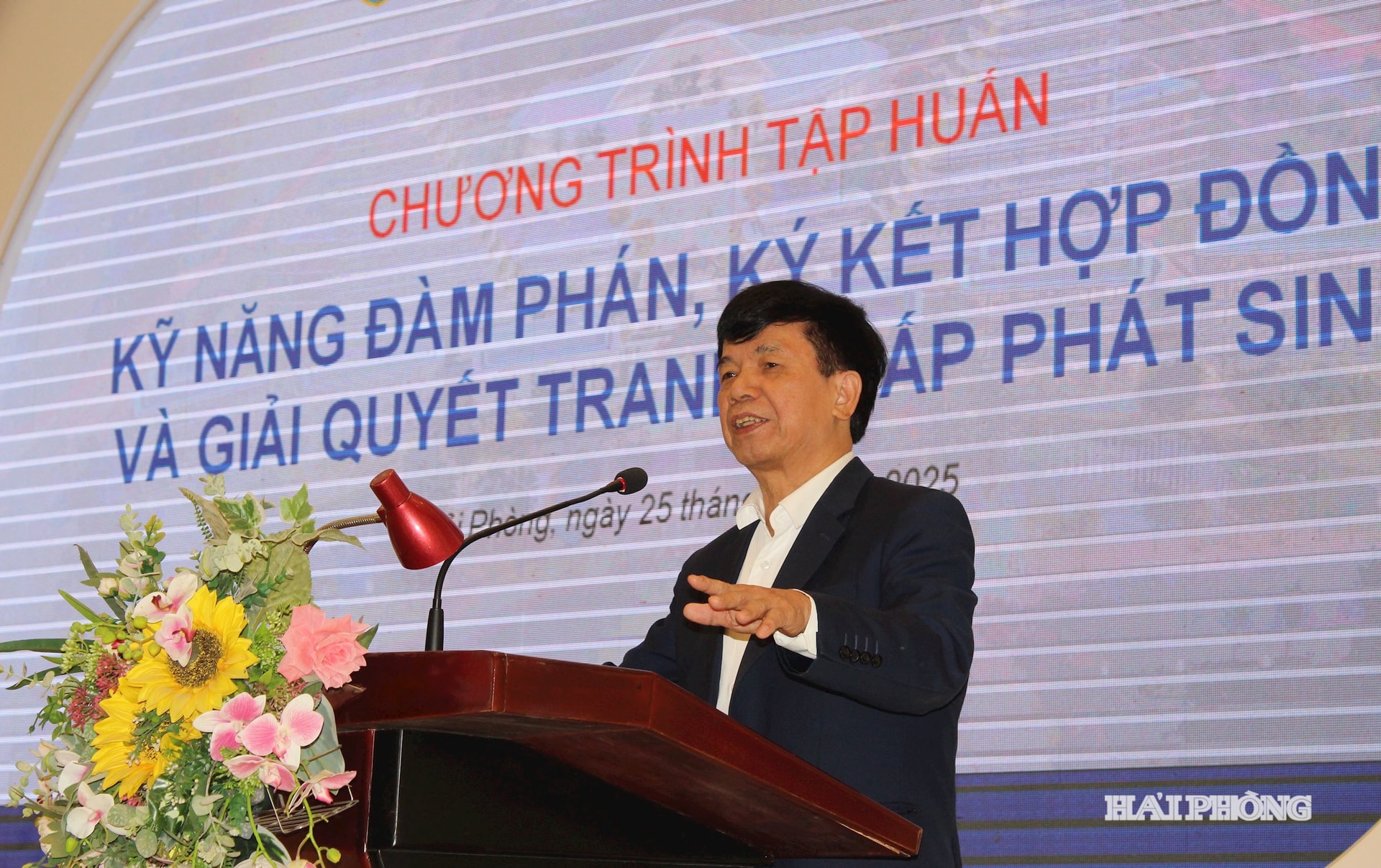 Giáo sư, tiến sĩ Lê Hồng Hạnh, Chủ tịch Trung tâm Trọng tài uốc tế Việt Nam chia sẻ một số kinh nghiệm với các doanh nghiệp và cơ quan bổ trợ tư pháp ở Hải Phòng.