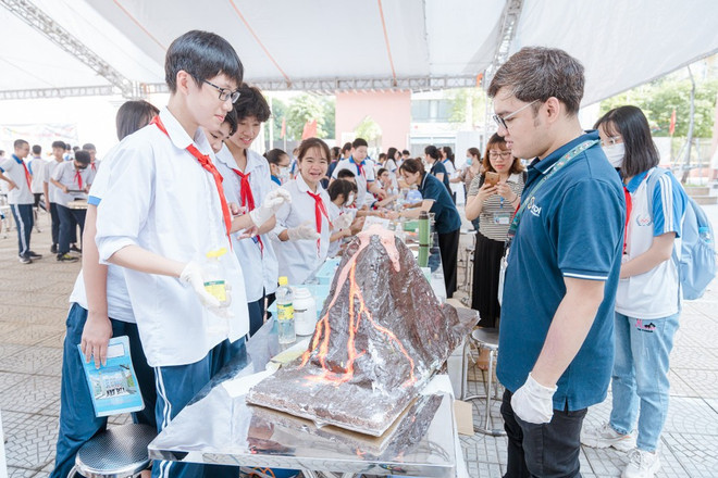 Học sinh trải nghiệm giáo dục STEM. (Ảnh: PV/Vietnam+) stem.jpg