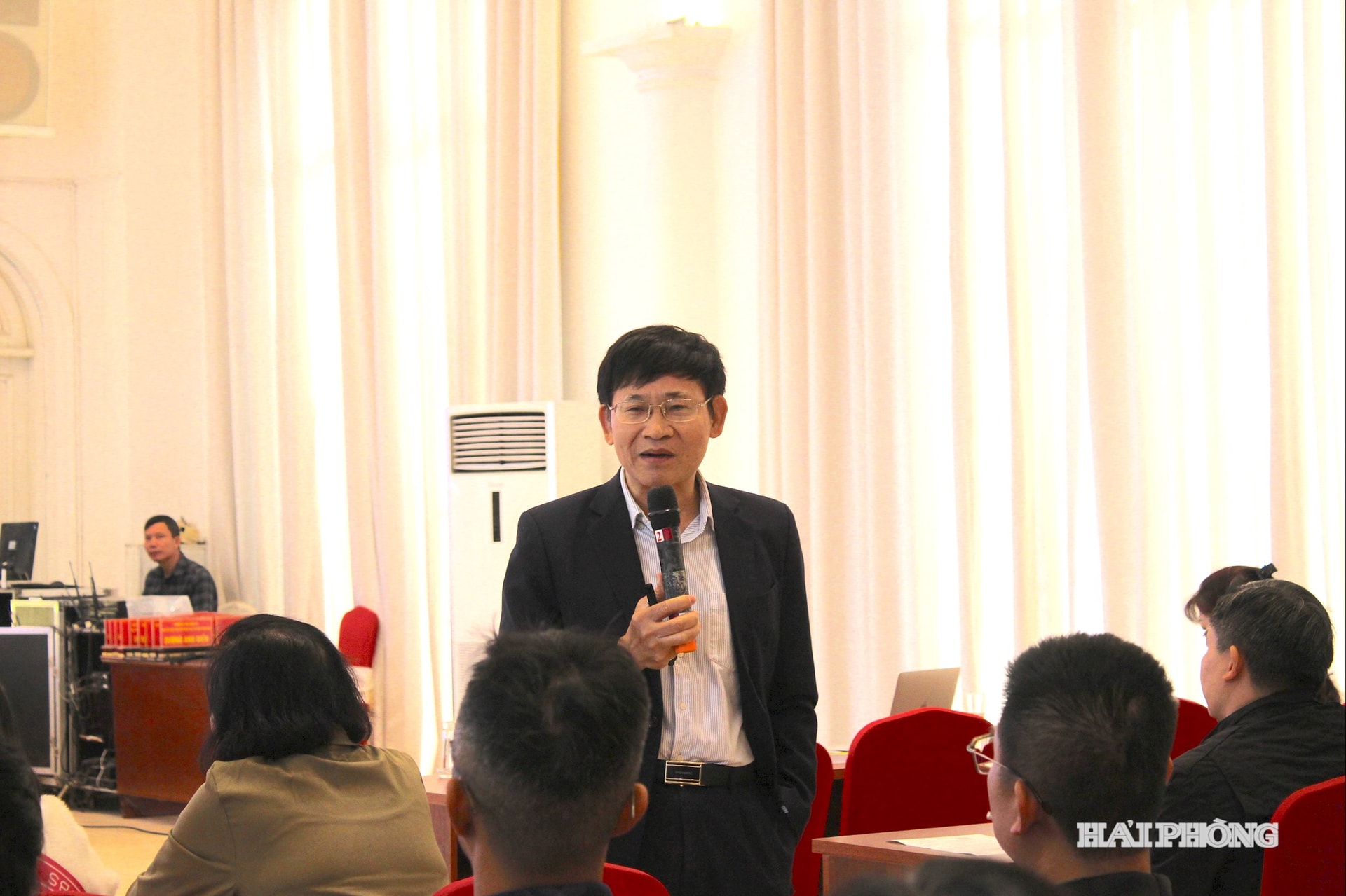 Luật sư Trương Thanh Đức, trọng tài viên Trung tâm Trọng tài quốc tế Việt Nam, Giám đốc Công ty luật TNHH ANVI truyền đạt kỹ năng đàm phán, giao kết, giải quyết tranh chấp hợp đồng lao động.