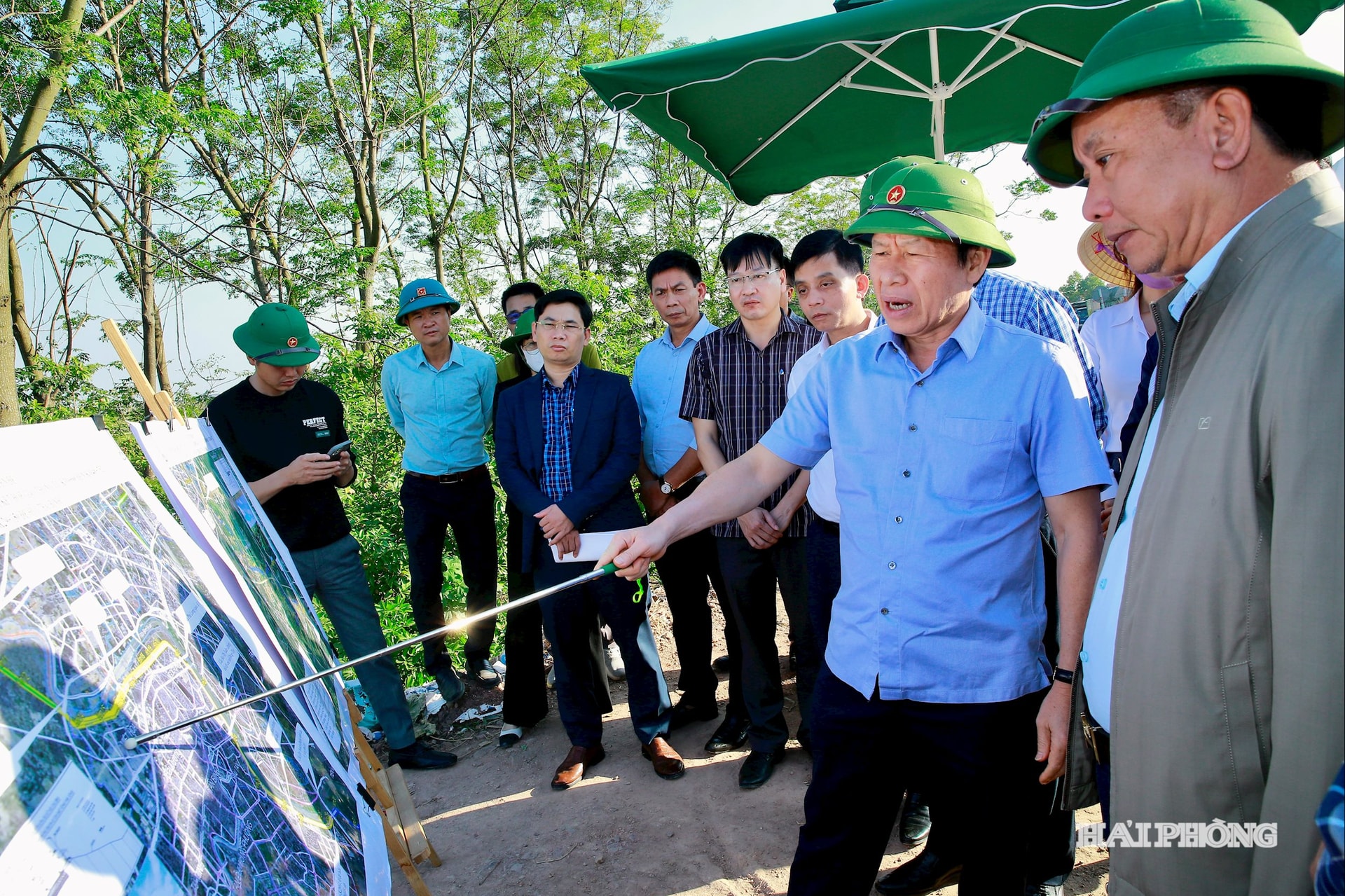 Komrad Le Tien Chau, ahli Jawatankuasa Pusat Parti, Setiausaha Jawatankuasa Parti Bandaraya, Ketua Delegasi Perhimpunan Kebangsaan Hai Phong, bersama-sama pemimpin jabatan dan cawangan memeriksa benteng sebelah kanan Thai Binh melalui komune Chi Minh.