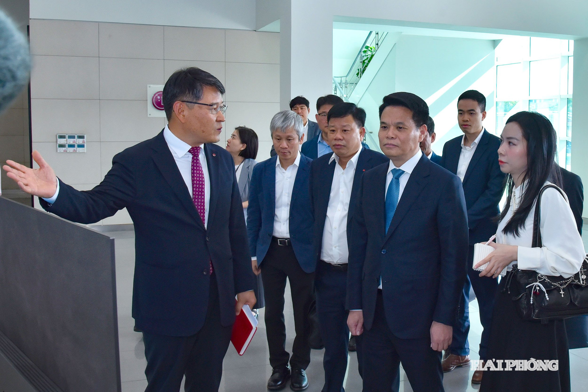 Đồng chí Lê Ngọc Châu, Phó bí thư Thành uỷ, Chủ tịch UBND thành phố thăm và làm việc tại Công ty LG Electronics.