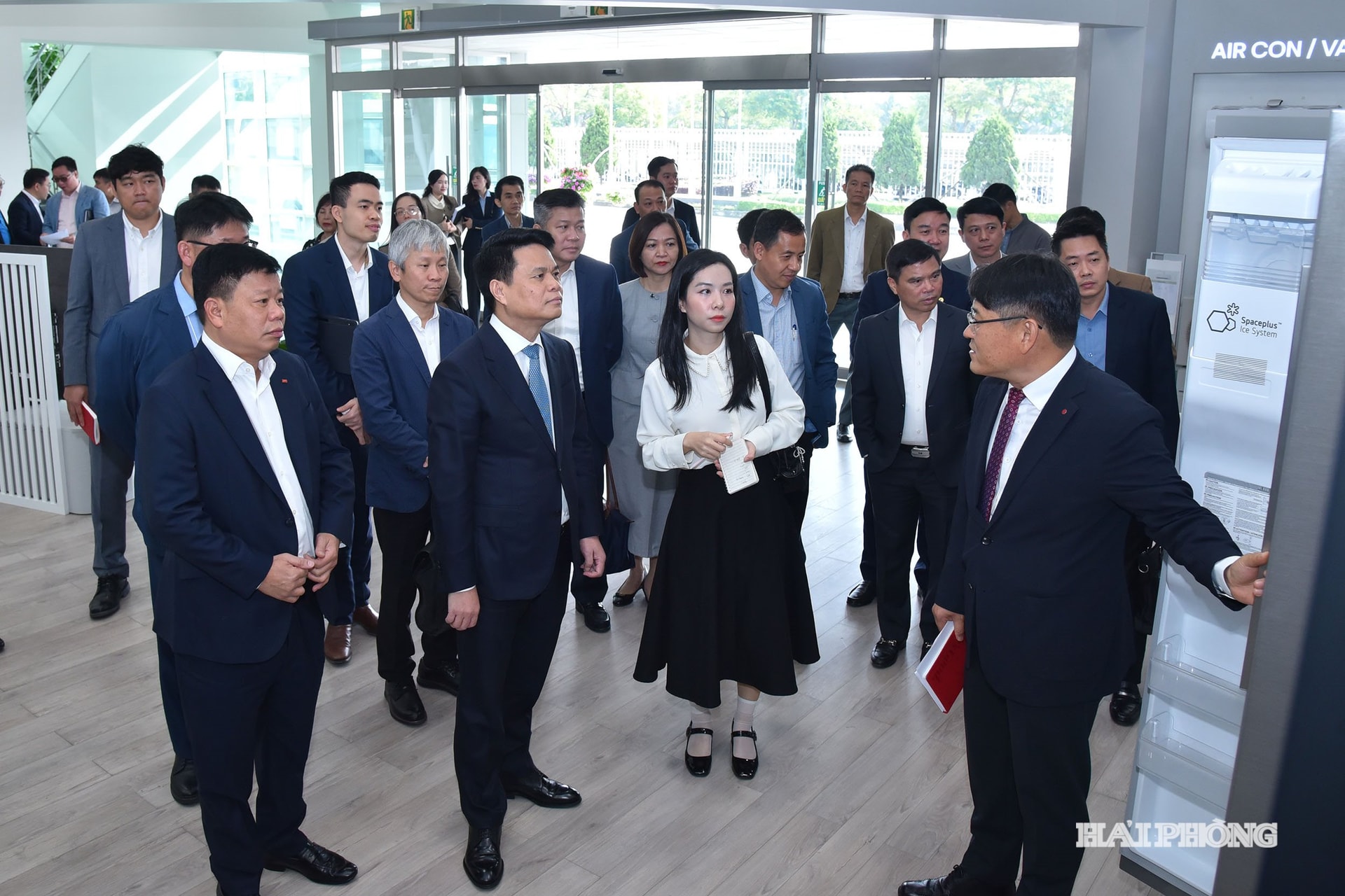 Tovarășul Le Ngoc Chau, secretar adjunct al Comitetului de Partid al orașului, președinte al Comitetului Popular al orașului, a vizitat și a lucrat la compania LG Electronics.