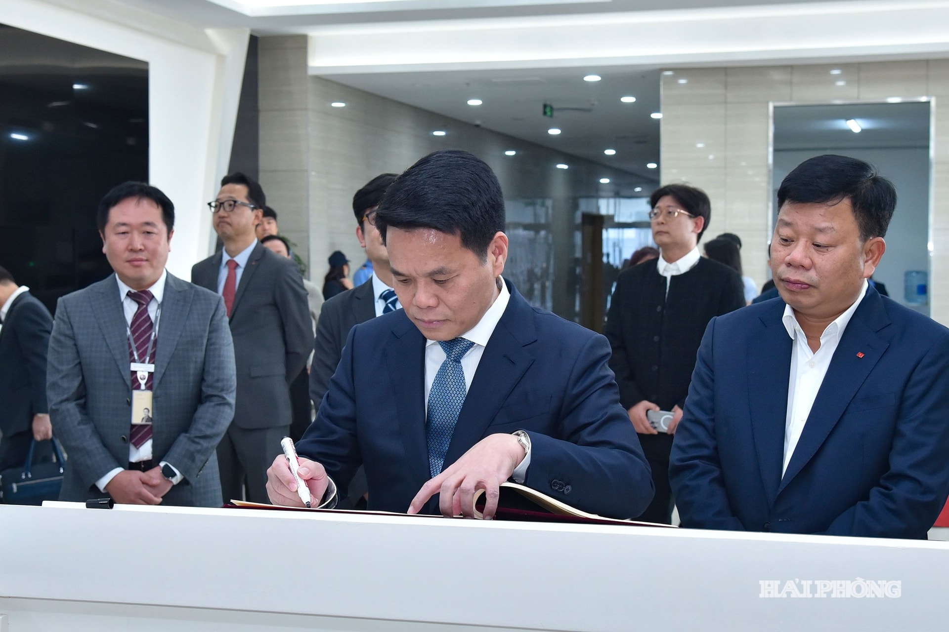 Tovarășul Le Ngoc Chau, secretar adjunct al Comitetului de Partid al orașului, președinte al Comitetului Popular al orașului, a semnat în cartea de oaspeți la compania LG Display.