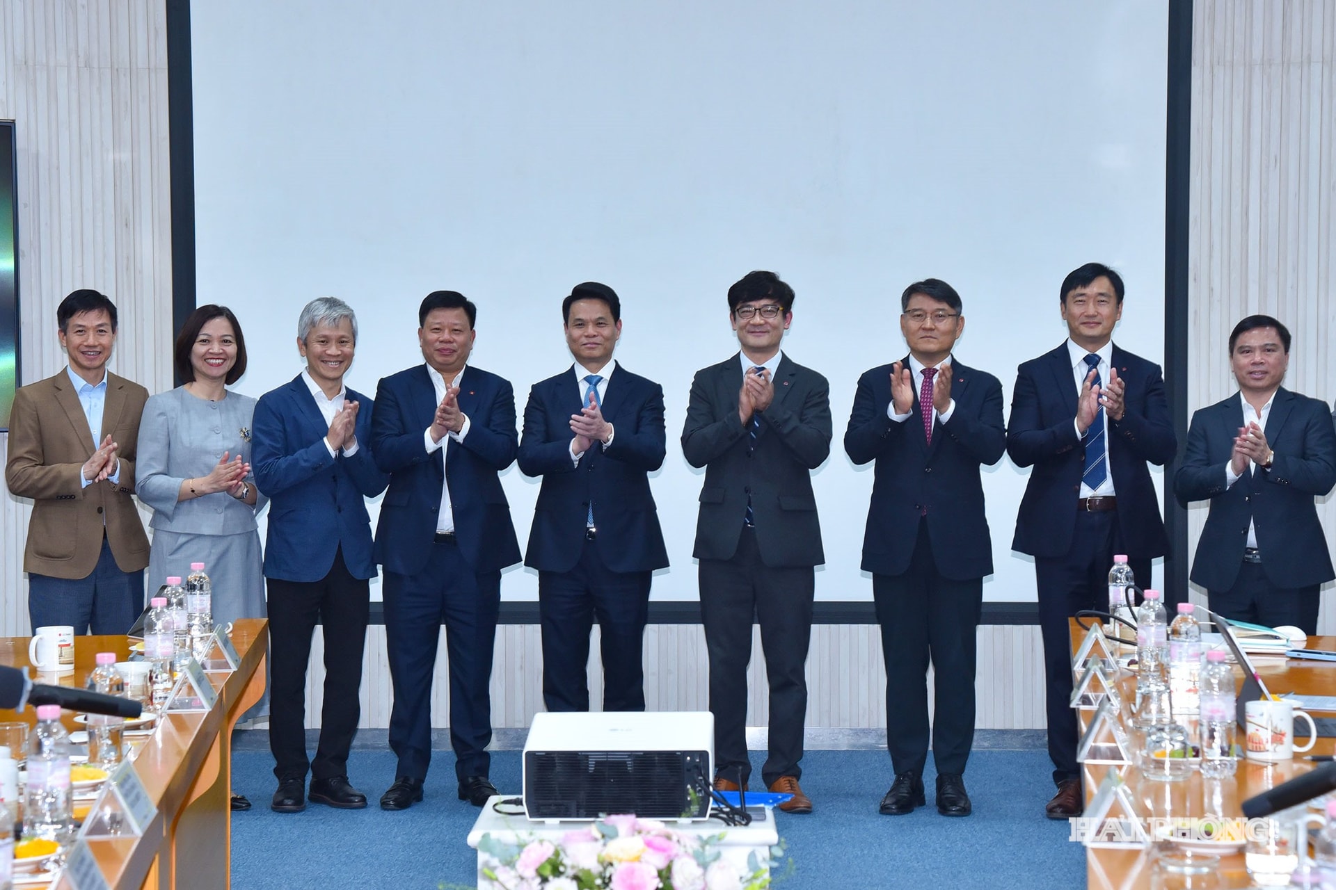 Tovarășul Le Ngoc Chau, secretar adjunct al Comitetului de Partid al orașului, președinte al Comitetului Popular al orașului și al întreprinderilor Grupului LG din Hai Phong.