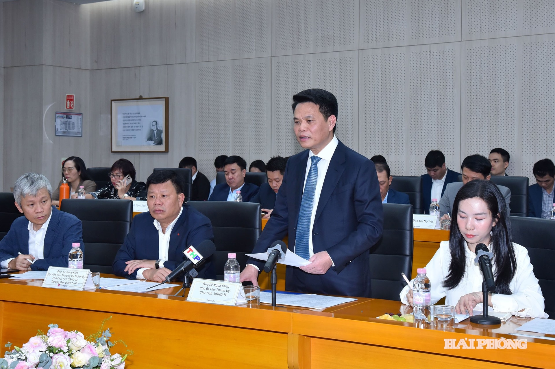 Tovarășul Le Ngoc Chau, secretar adjunct al Comitetului de Partid al orașului, președinte al Comitetului Popular al orașului, a vorbit la întâlnire.