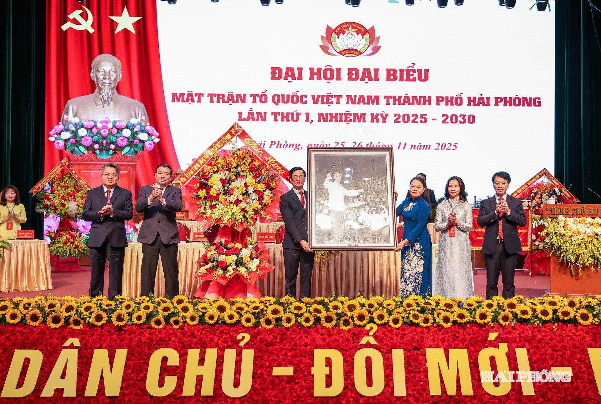 Đồng chí Nguyễn Thị Thu Hà, Uỷ viên Trung ương Đảng, Phó chủ tịch-Tổng Thư ký Uỷ ban Trung ương MTTQ Việt Nam trao hoa và tranh tặng đại hội