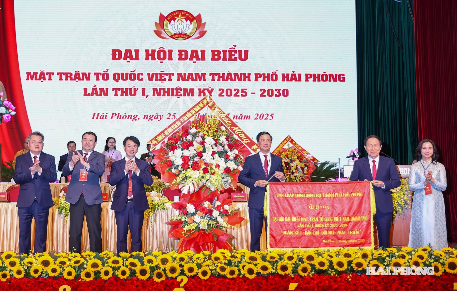 Đồng chí Lê Tiến Châu, Uỷ viên Trung ương Đảng, Bí thư Thành uỷ, Trưởng đoàn đại biểu Quốc hội Hải Phòng trao hoa và bức trướng tặng đại hội