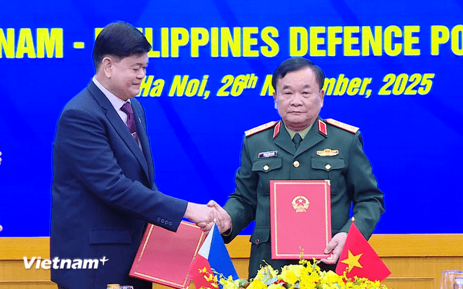 Thứ trưởng Bộ Quốc phòng Việt Nam Hoàng Xuân Chiến và Thứ trưởng Bộ Quốc phòng Philippines Irineo C. Espino ký kết Biên bản Đối thoại. (Ảnh: Hằng Trần/Vietnam+) vnp-ky-ket-5898.png