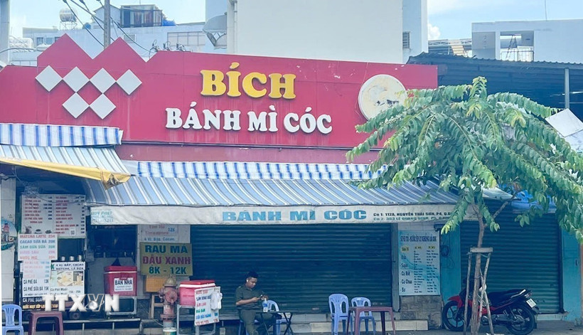 Tiệm Bánh mì cóc cô Bích tại địa chỉ 112A Nguyễn Thái Sơn đã tạm ngừng kinh doanh sau khi nhiều người nhập viện do ngộ độc thực phẩm. (Ảnh: Đinh Hằng/TTXVN)