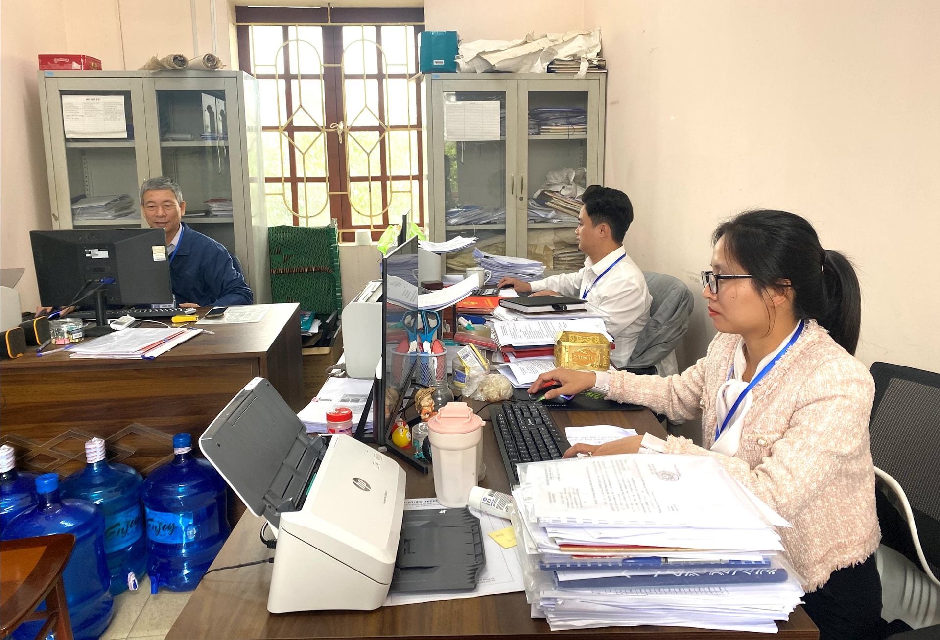 Den sterke desentraliseringen og delegeringen av makt, og det todelte lokale forvaltningssystemet i Hai Phong, skaper positive endringer i statsforvaltningen og fremmer reform av administrative prosedyrer.