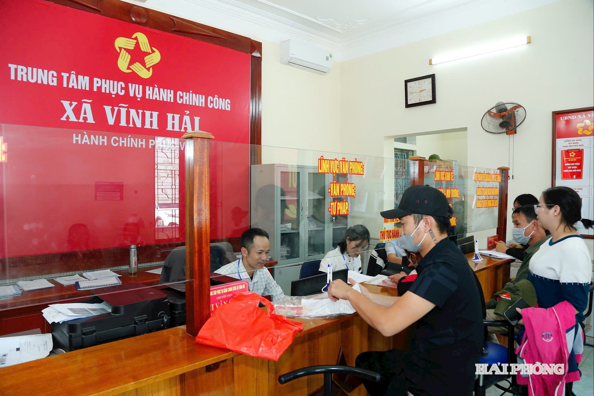 Sau khi sáp nhập, thực hiện chính quyền 2 cấp, các bộ phận phục vụ hành chính công tại các xã được đầu tư chuẩn hoá, từng bước bảo đảm phục vụ nhân dân.