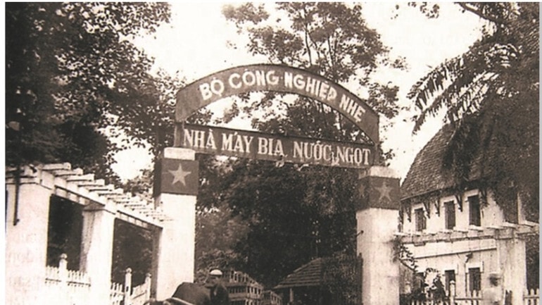 Tiền thân của Habeco là nhà máy Bia Hommel được người Pháp xây dựng từ năm 1890. Đến năm 1958, Habeco cho ra đời chai bia đầu tiên của người Việt Nam, do người Việt Nam làm chủ. Từ đó, những dòng sản phẩm mang thương hiệu Habeco trở thành một phần của văn hóa ẩm thực người Hà Nội, được người tiêu dùng trong và ngoài nước yêu thích. (Ảnh: Habeco)