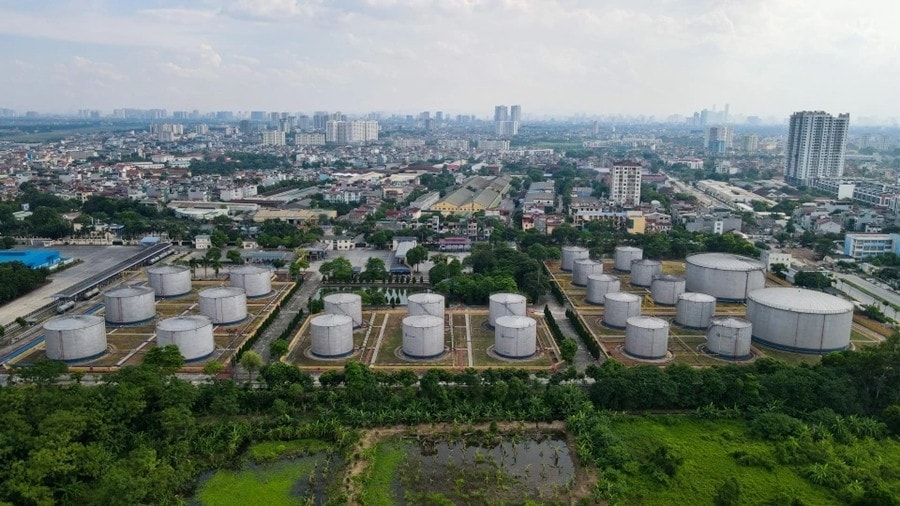 Tổng kho xăng dầu Đức Giang tại phố Đức Giang, diện tích hơn 159.000 m², đang là bể chứa xăng dầu. Theo quy hoạch, khu đất có chức năng đất hỗn hợp, đất nhóm nhà ở mới, đất cây xanh, đất bãi đỗ xe, đất công cộng và đường quy hoạch. (Ảnh: Znews)