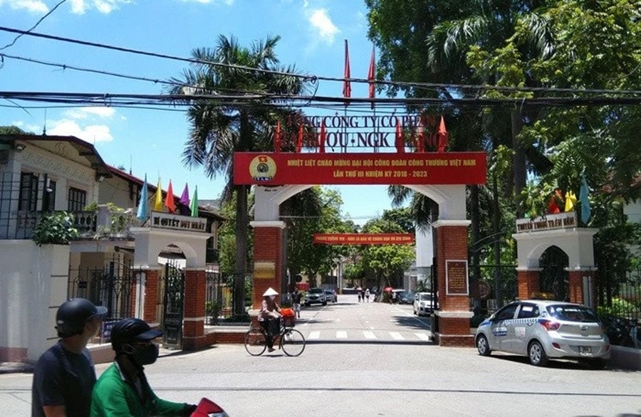Con phố Hoàng Hoa Thám khá chật chội và đông đúc phương tiện qua lại. Vì vậy, việc di dời trụ sở của Habeco được kỳ vọng sẽ giải tỏa bớt áp lực tắc nghẽn mỗi giờ cao điểm. (Ảnh: Vietnamfinance)