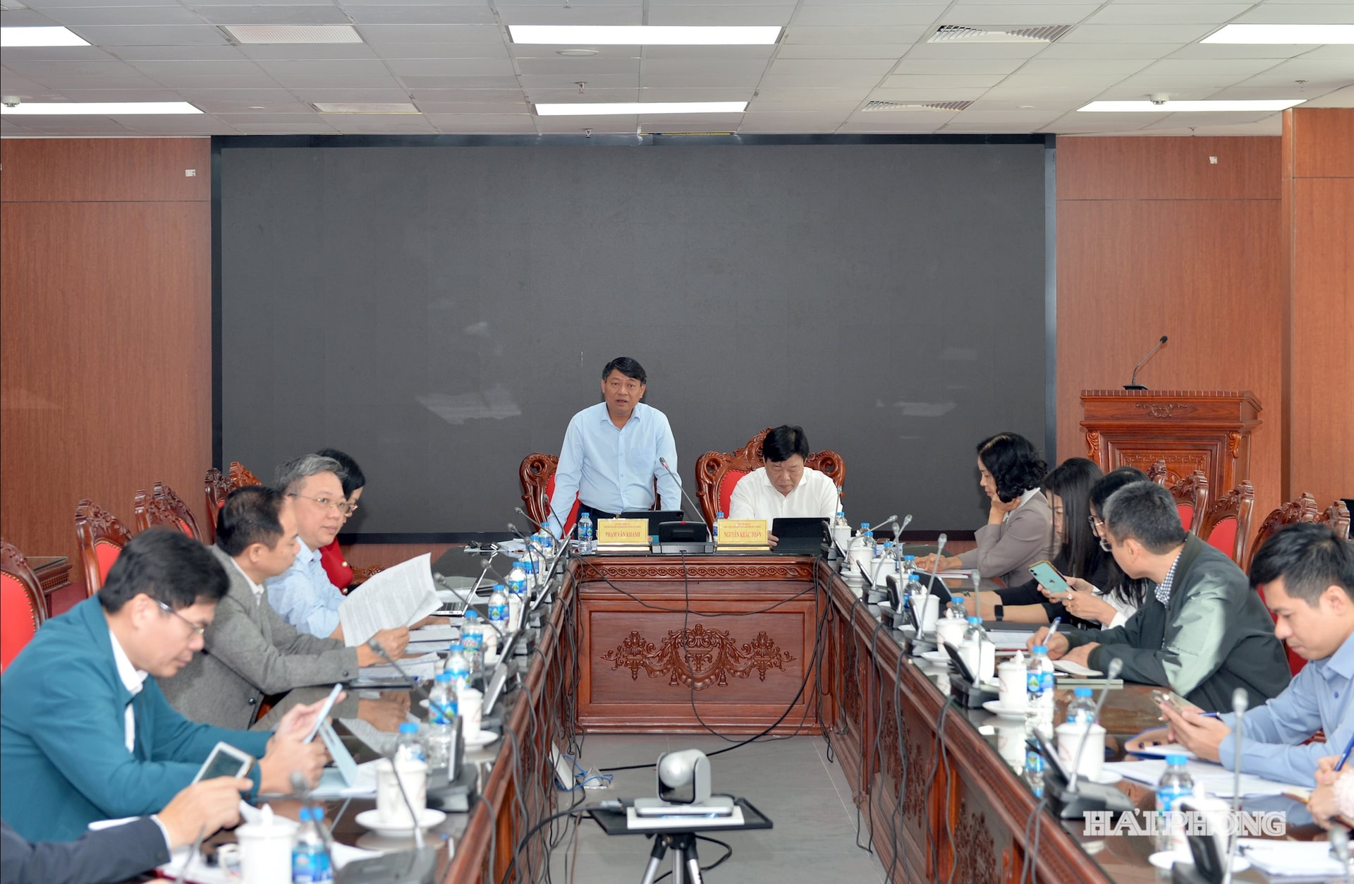 Pham Van Khanh elvtárs, a Városi Népi Tanács Városi Bizottságának vezetője felszólalt a konferencián.