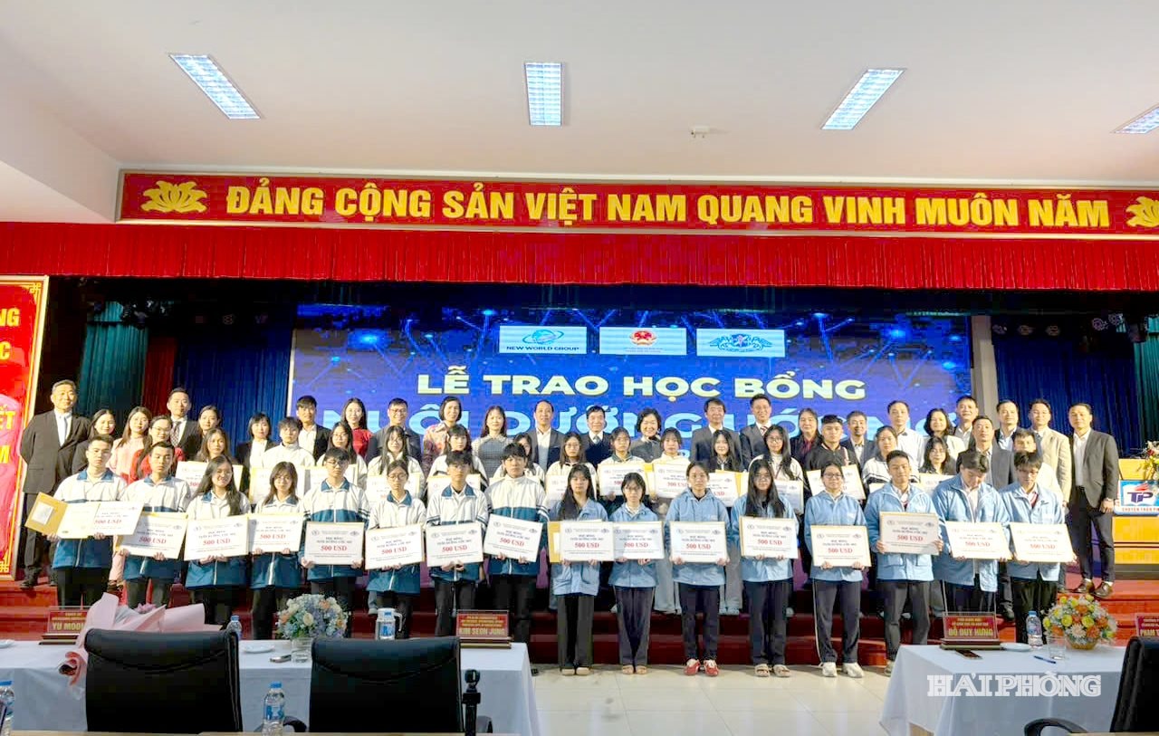 Các học sinh được nhận học bổng chụp ảnh cùng các đại biểu.