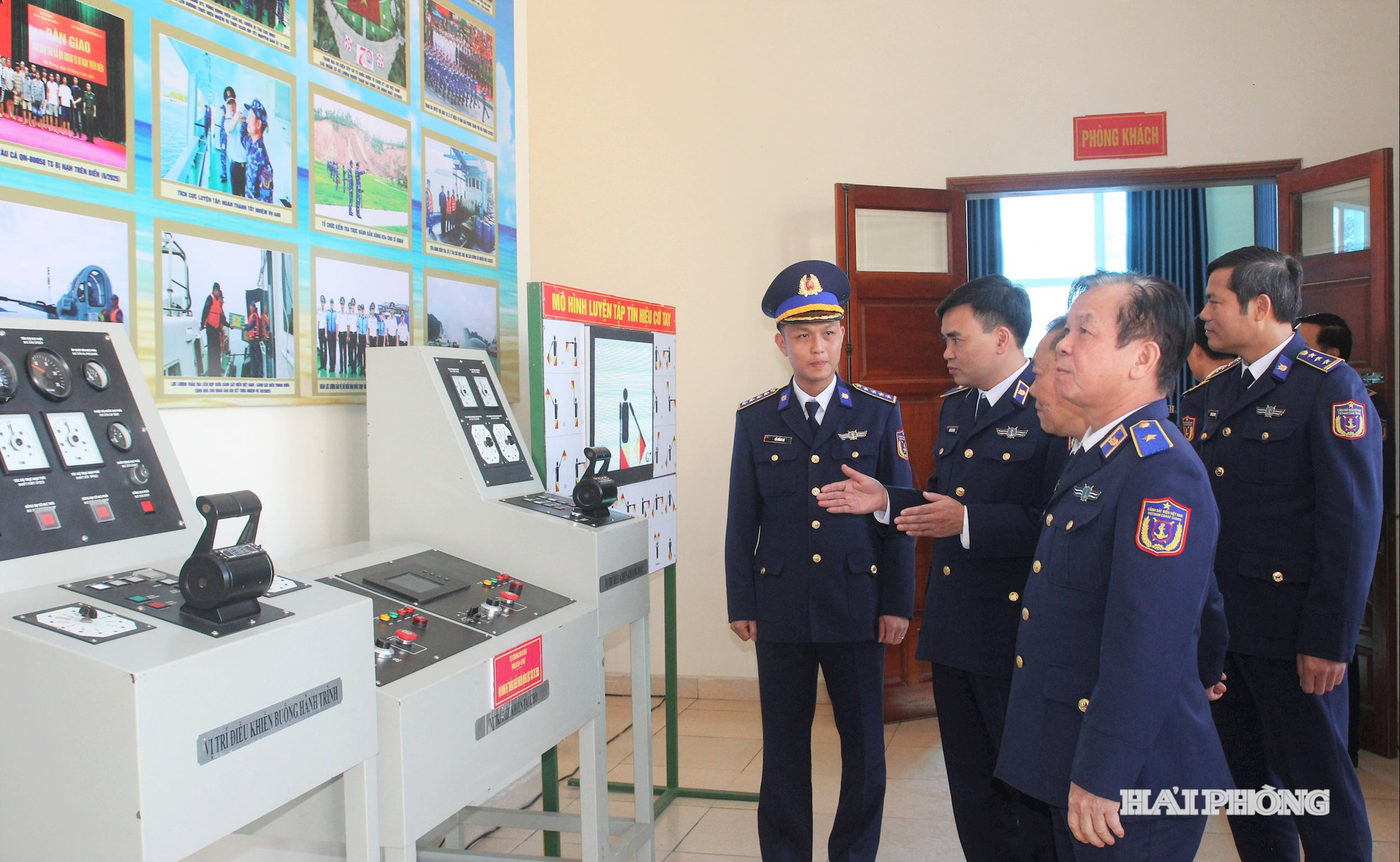 Các đại biểu tham quan các mô hình, sáng kiến của đơn vị