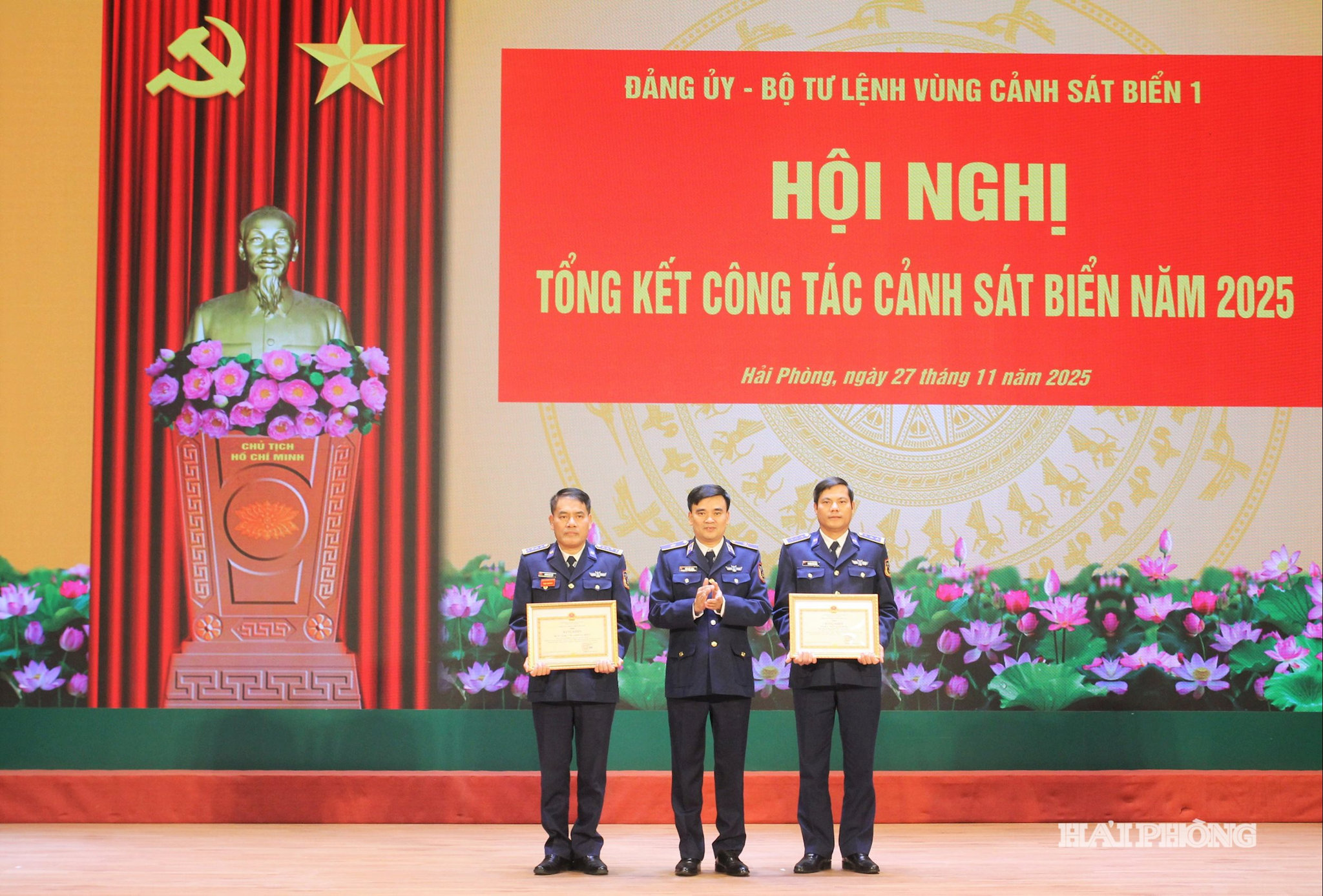 Thiếu tướng Trần Văn Lượng, Phó Tư lệnh, Tham mưu trưởng Cảnh sát biển Việt Nam trao bằng khen của Bộ Tư lệnh Cảnh sát biển tặng các tập thể, cá nhân