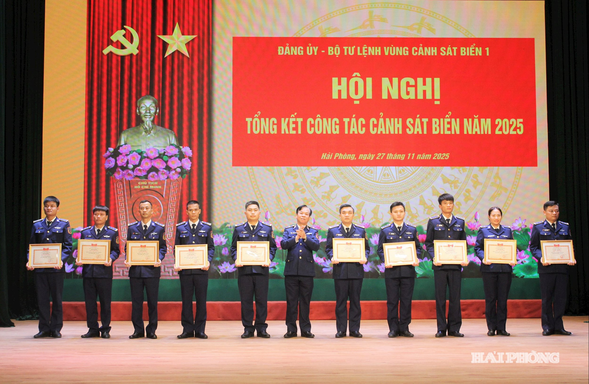 Thiếu tướng Trần Văn Thơ, Tư lệnh Vùng Cảnh sát biển 1 trao danh hiệu