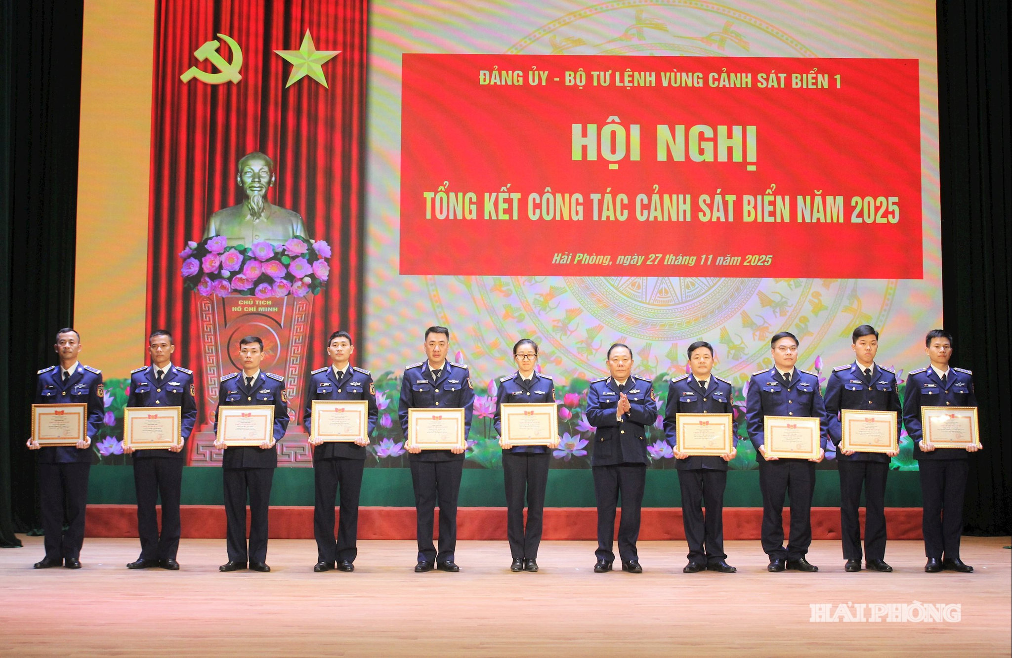 Thiếu tướng Trần Văn Hậu, Bí thư Đảng ủy, Chính ủy Vùng Cảnh sát biển 1 trao danh hiệu
