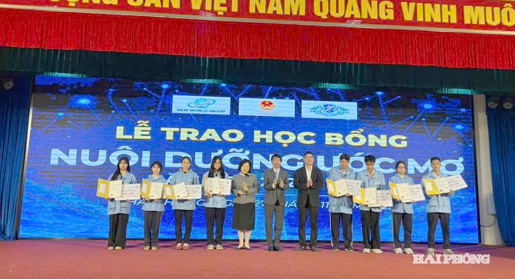 Các học sinh được trao tặng học bổng.