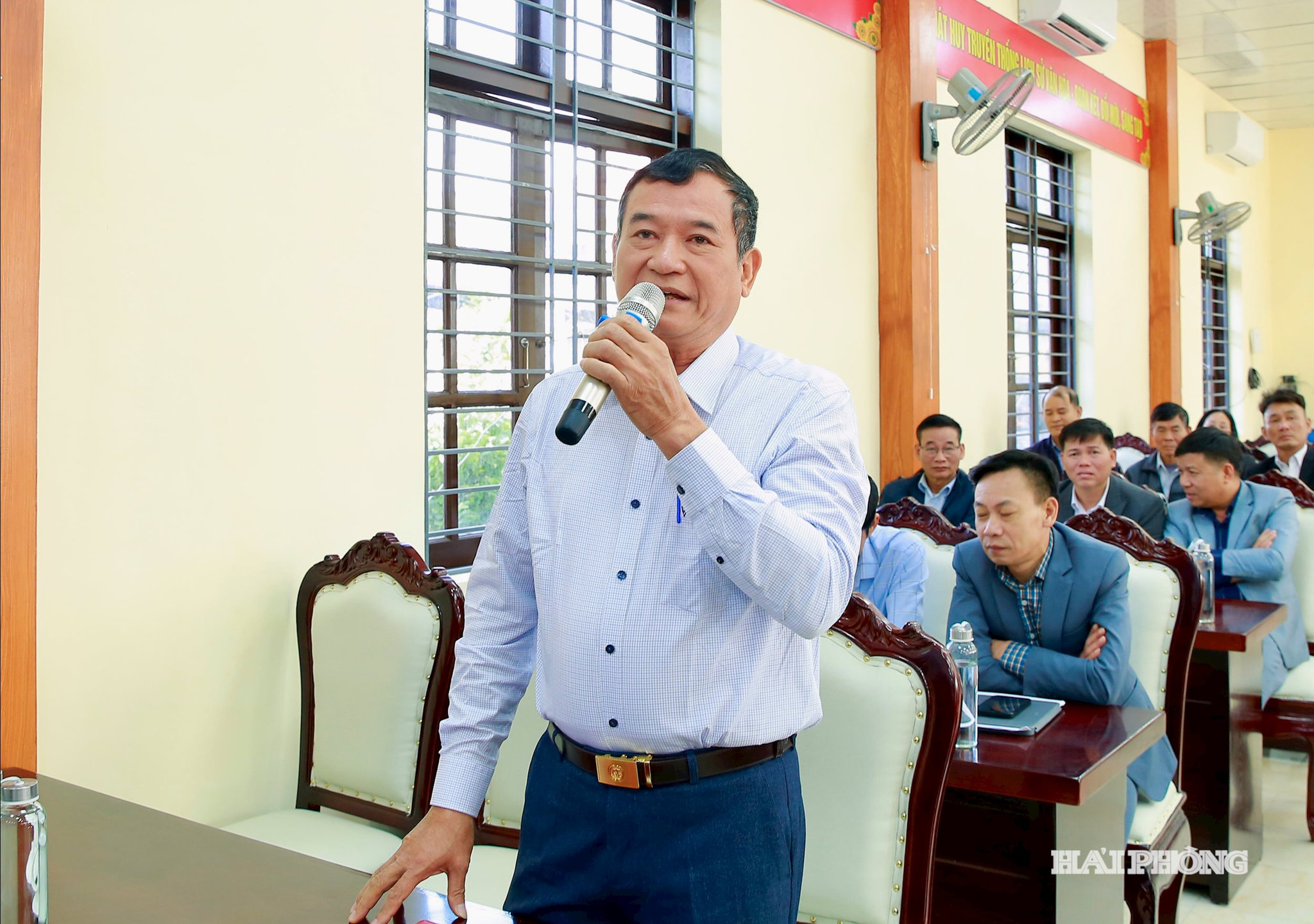 Cử tri xã Kiến Hưng phát biểu ý kiến.