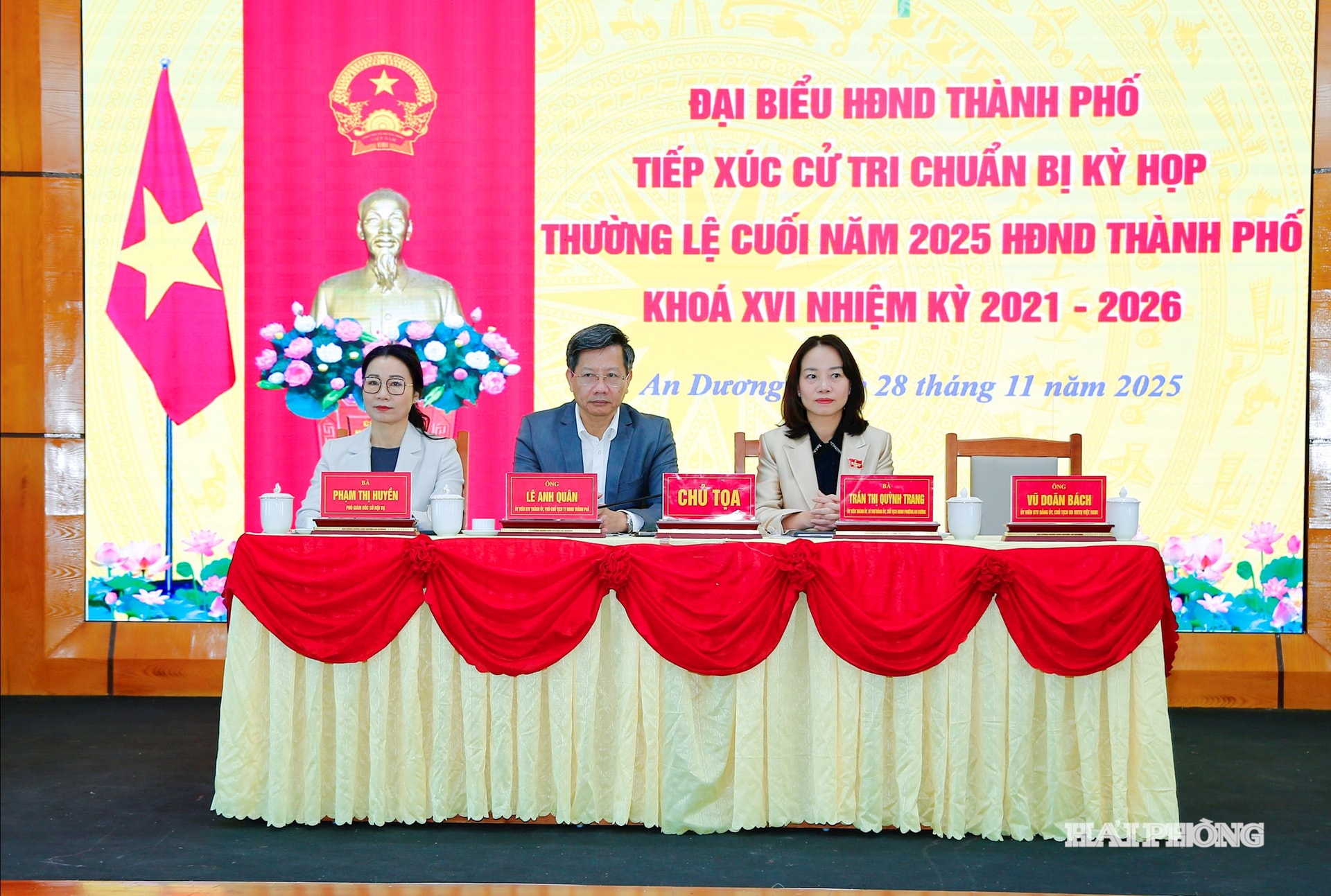 Đồng chí Lê Anh Quân, Uỷ viên ban Thường vụ Thành ủy, Phó chủ tịch Thường trực UBND thành phố cùng các đại biểu HĐND thành phố dự hội nghị tiếp xúc cử tri phường An Dương, An Hải, An Phong.