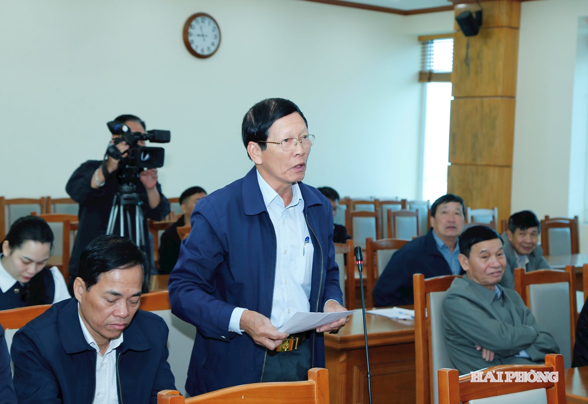Cử tri phường An Dương phát biểu ý kiến tại hội nghị.