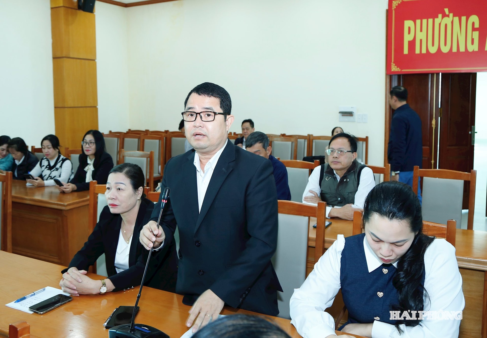 Cử tri phường An Hải phát biểu ý kiến tại hội nghị.