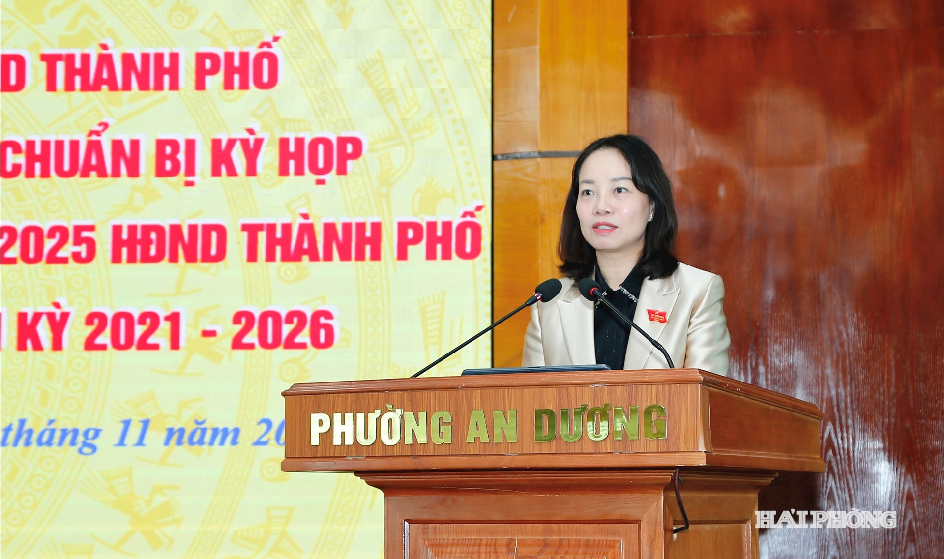 Đồng chí Trần Thị Quỳnh Trang, Bí thư à Đảng ủy phường An Dương thay mặt các đại biểu tiếp thu ý kiến của các cử tri.