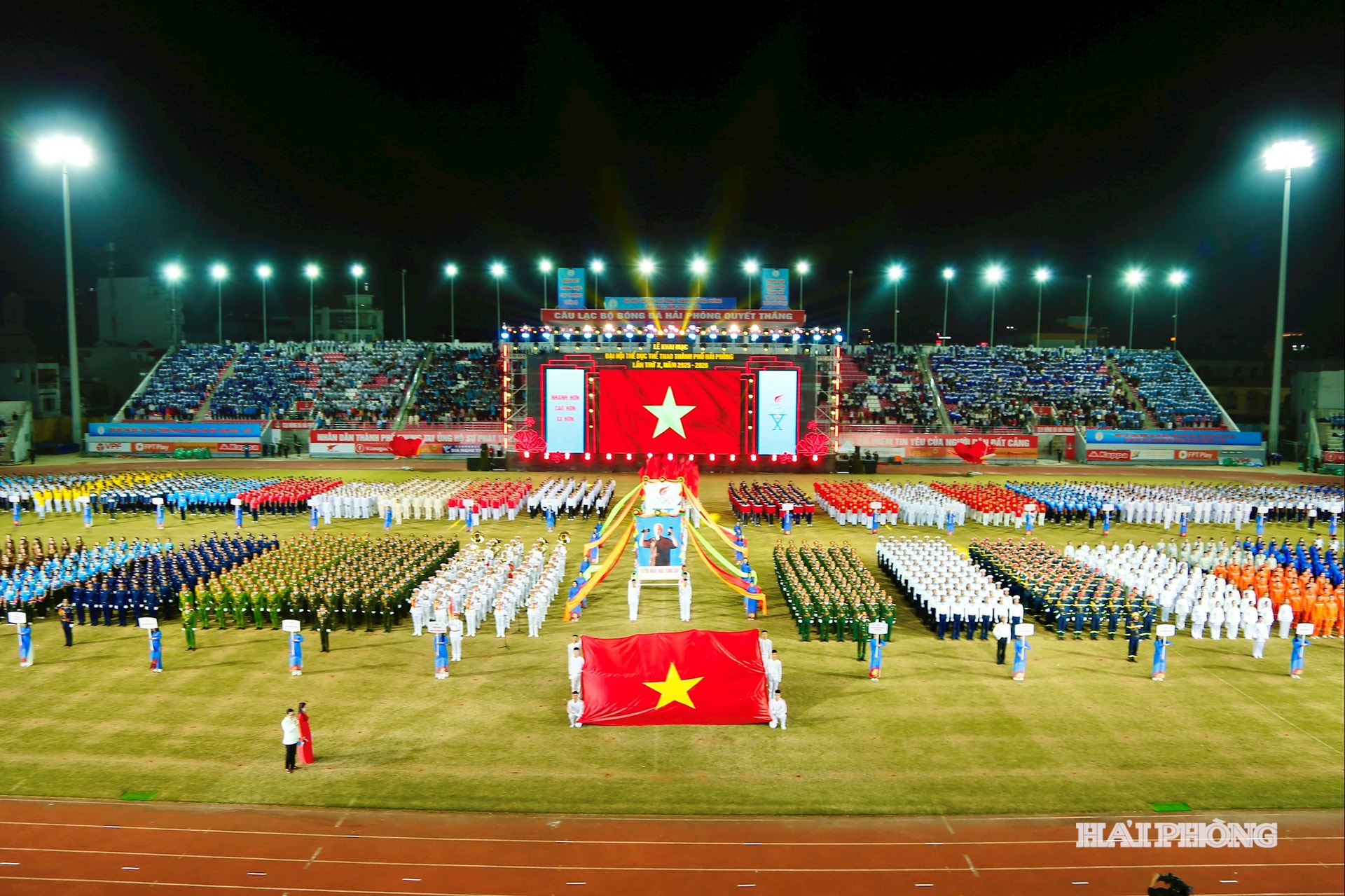 Chương trình khai mạc có các phần diễu hành biểu dương lực lượng gồm 47 khối với 3.282 người.