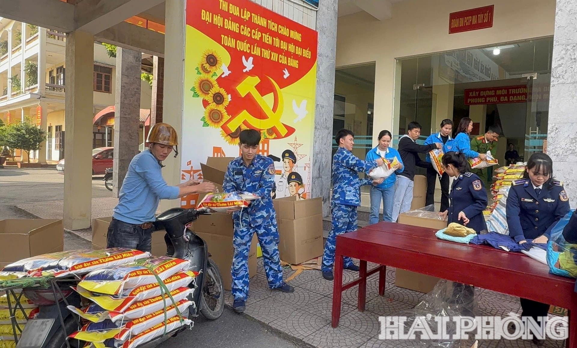 La Fuerza de Tarea Antidrogas n.º 1 y el Equipo de Reconocimiento n.º 1 de la Guardia Costera de Vietnam, en coordinación con la Policía del Distrito de Ngo Quyen, recibieron suministros y alimentos para apoyar a la población de las regiones Central y del Altiplano Central. Foto: HUY HOANG