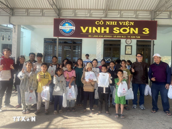 Trao quà Tết cho các cháu tại Cô nhi viện Vinh Sơn 3, Quảng Ngãi. (Ảnh: Cao Nguyên/TTXVN) ttxvn-quang-ngai-trao-qua-tet-cho-tre-mo-coi.jpg