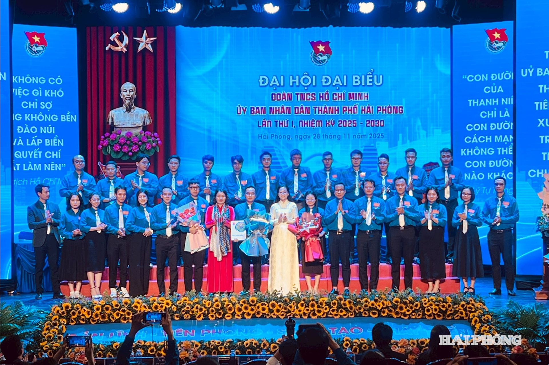 Ban Chấp hành Đoàn Thanh niên UBND thành phố nhiệm kỳ 2025-2030 ra mắt đại hội.