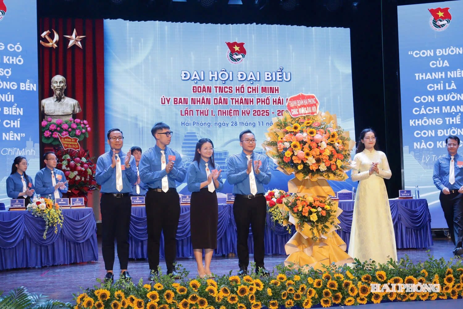 Lãnh đạo Thành đoàn tặng hoa chúc mừng đại hội.