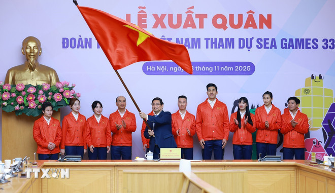 Thủ tướng Phạm Minh Chính trao cờ cho Đoàn thể thao Việt Nam tham dự SEA Games 33. (Ảnh: Dương Giang/TTXVN) ttxvn-thu-tuong-pham-minh-chinh-du-le-xuat-quan-doan-the-thao-viet-nam-tham-du-sea-games-33-8439229-12.jpg