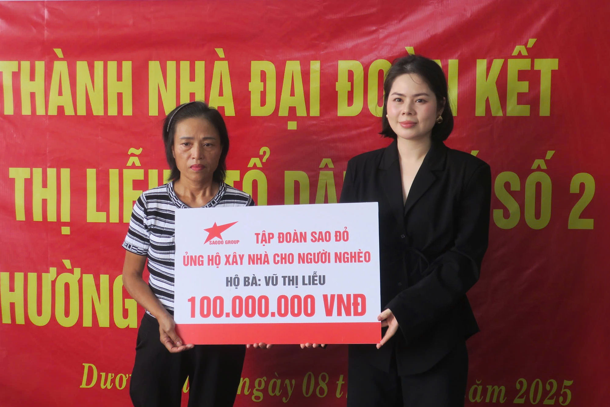 Các doanh nghiệp cùng thành phố hỗ trợ người nghèo, người yếu thế. Trong ảnh: Tập đoàn Sao Đỏ hỗ trợ xây dựng nhà tặng hộ nghèo trên địa bàn phường Dương Kinh.