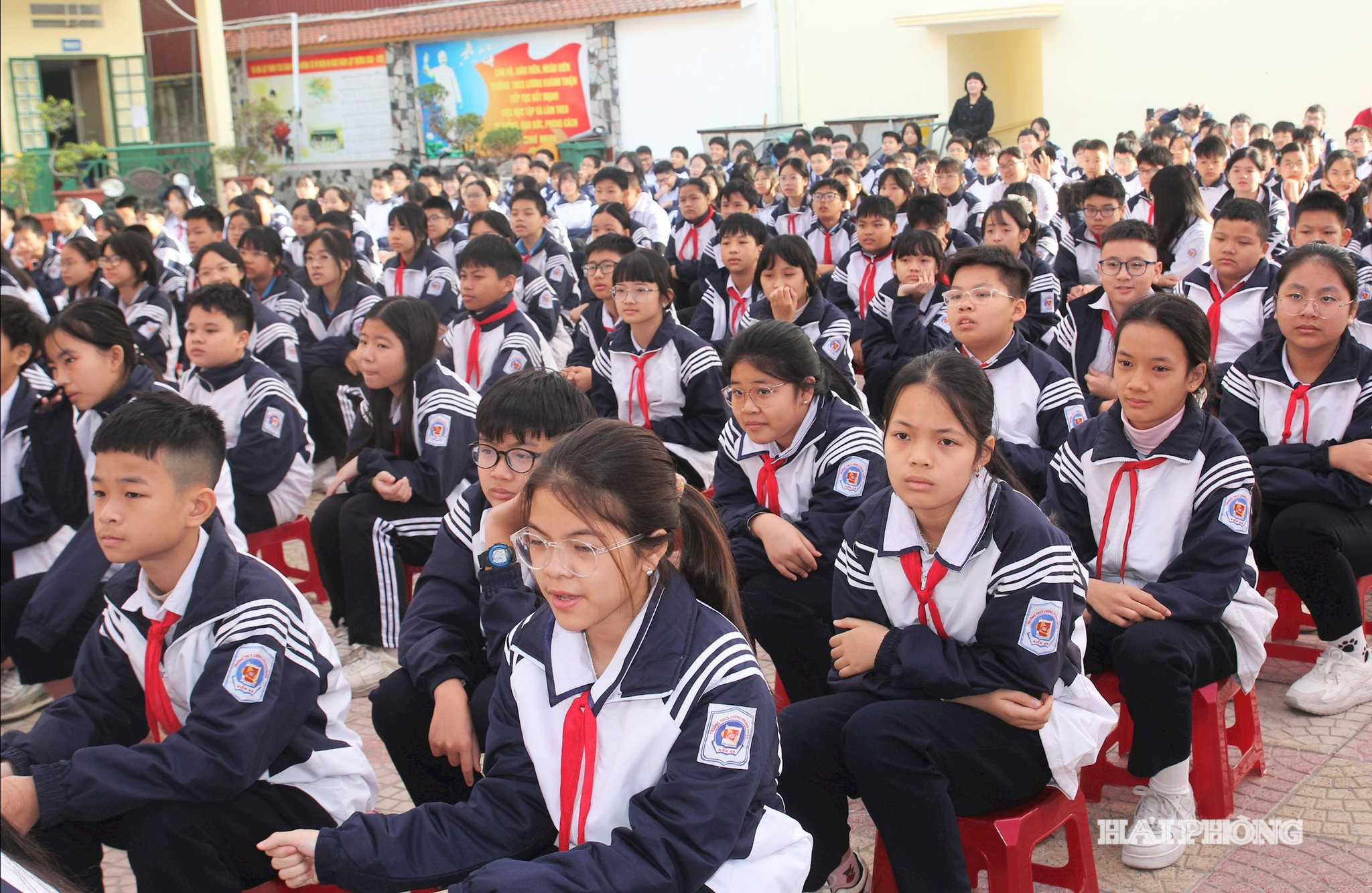 Các em học sinh Trường THCS Lương Khánh Thiện tham gia lễ mít tinh