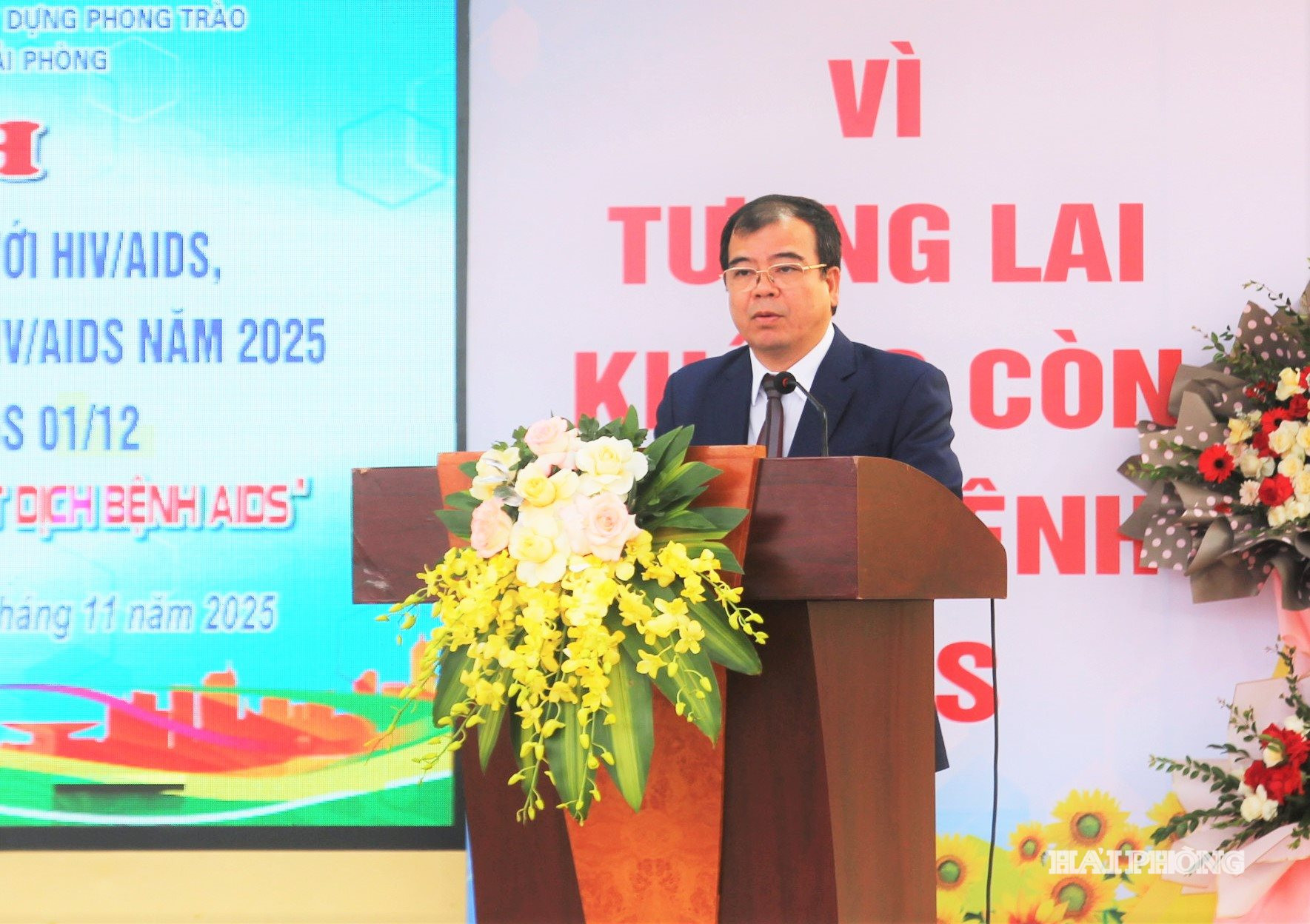 Đồng chí Nguyễn Minh Hùng, Phó chủ tịch UBND thành phố phát biểu tại lễ mít tinh