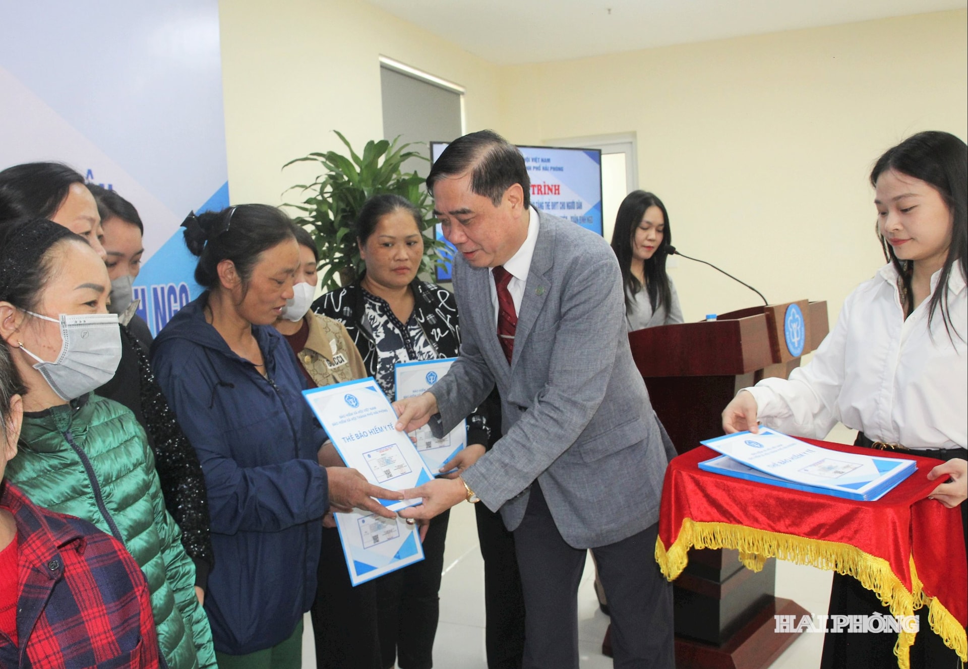 A Hai Phong Társadalombiztosítási vezetők képviselői egészségbiztosítási kártyákat adtak át nehéz helyzetben lévő női tagoknak.