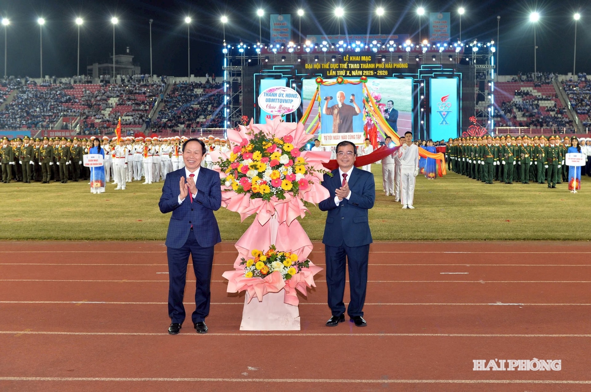 Đồng chí Lê Tiến Châu, Ủy viên Trung ương Đảng, Bí thư Thành ủy, Trưởng đoàn Đại biểu Quốc hội thành phố tặng hoa chúc mừng Đại hội.