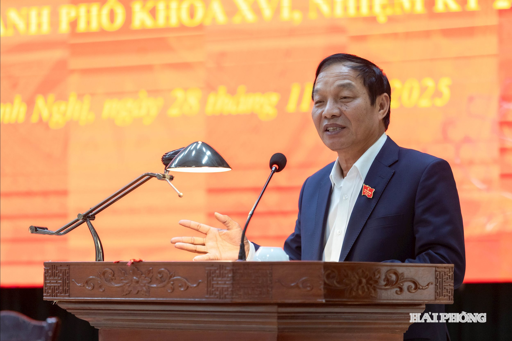 Chủ tịch HĐND thành phố Lê Văn Hiệu phát biểu tại buổi tiếp xúc.
