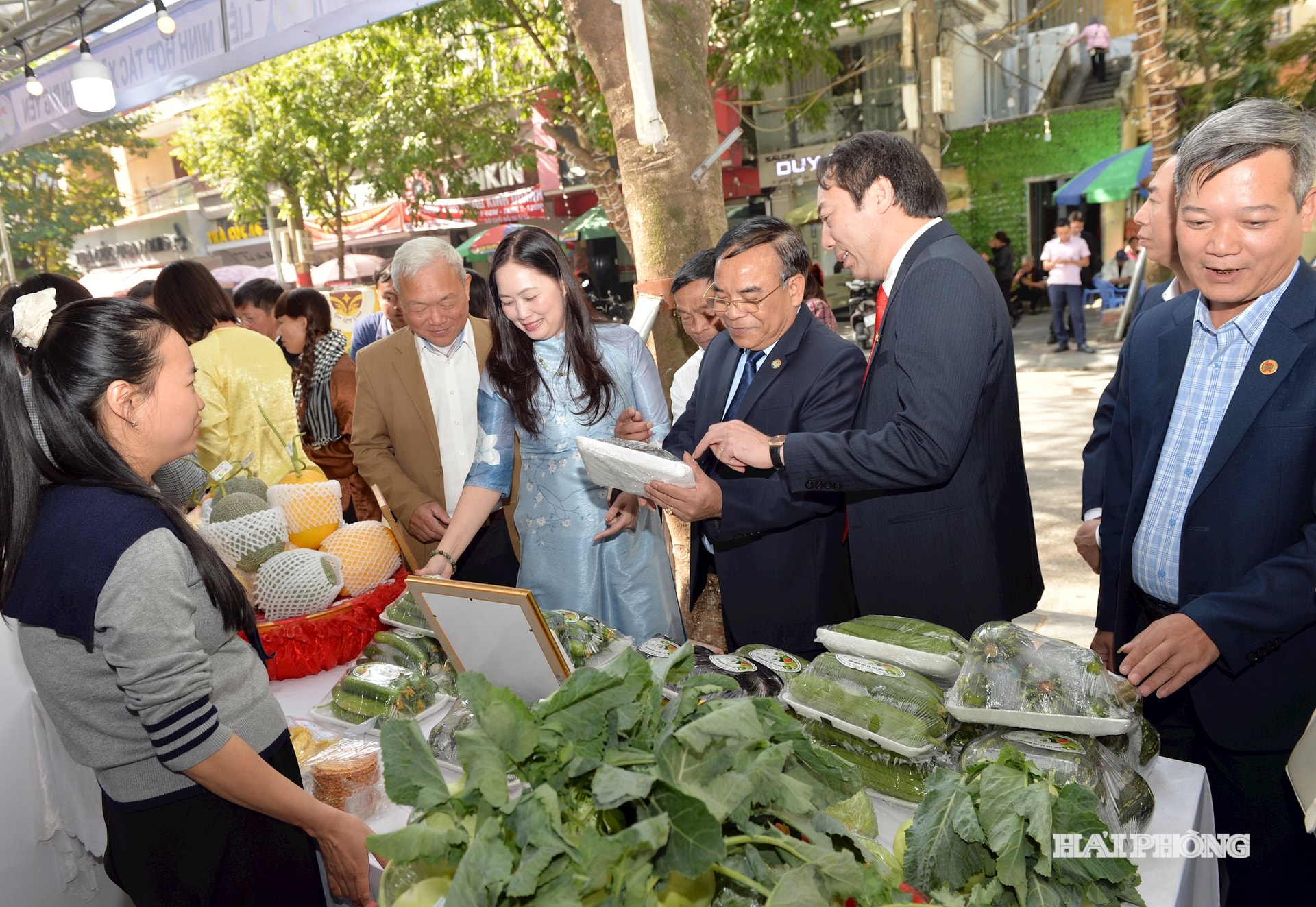 Les délégués ont visité les stands présentant les produits OCOP des différentes unités.