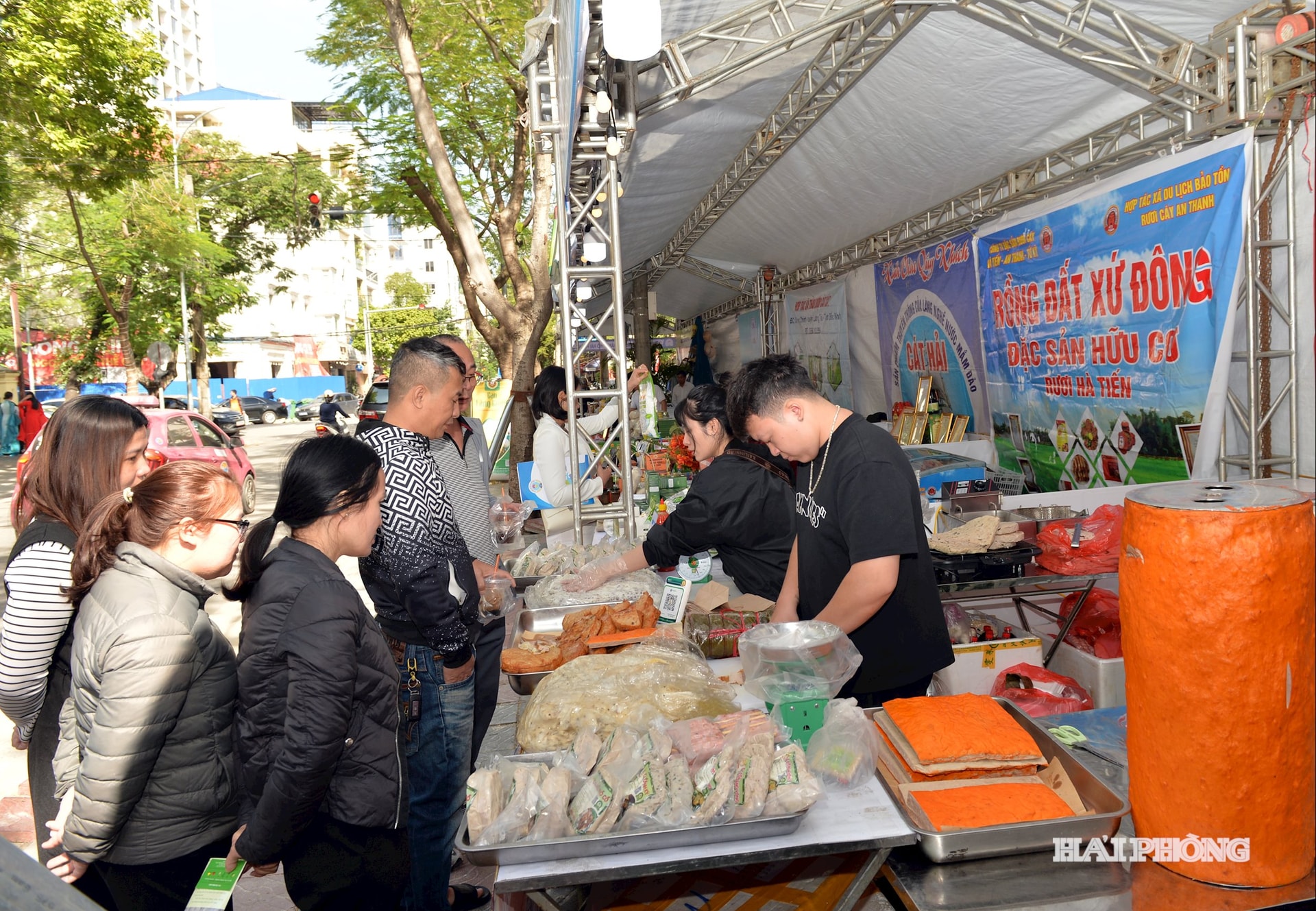 Les gens visitent les stands