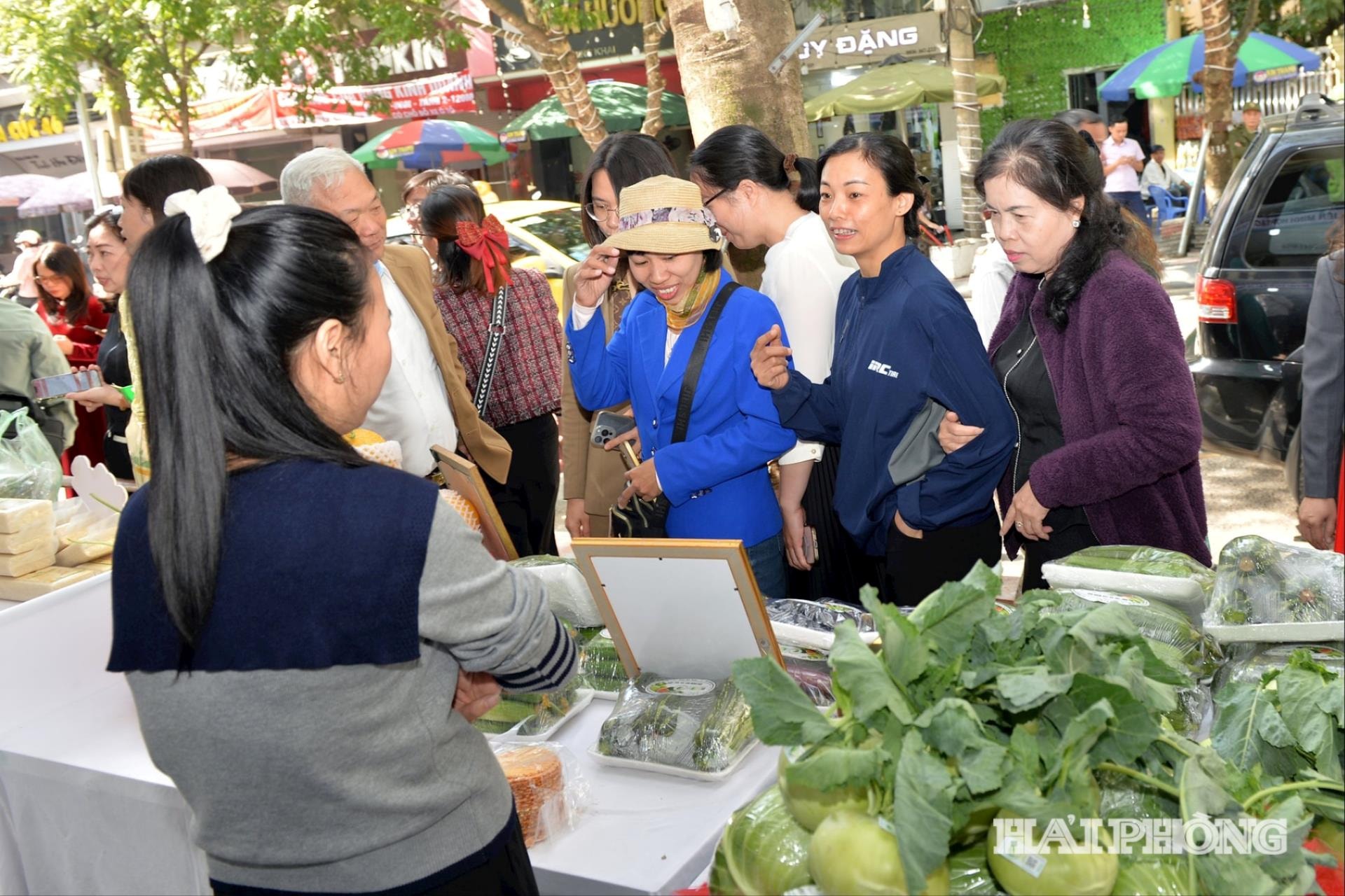 Les gens visitent les stands