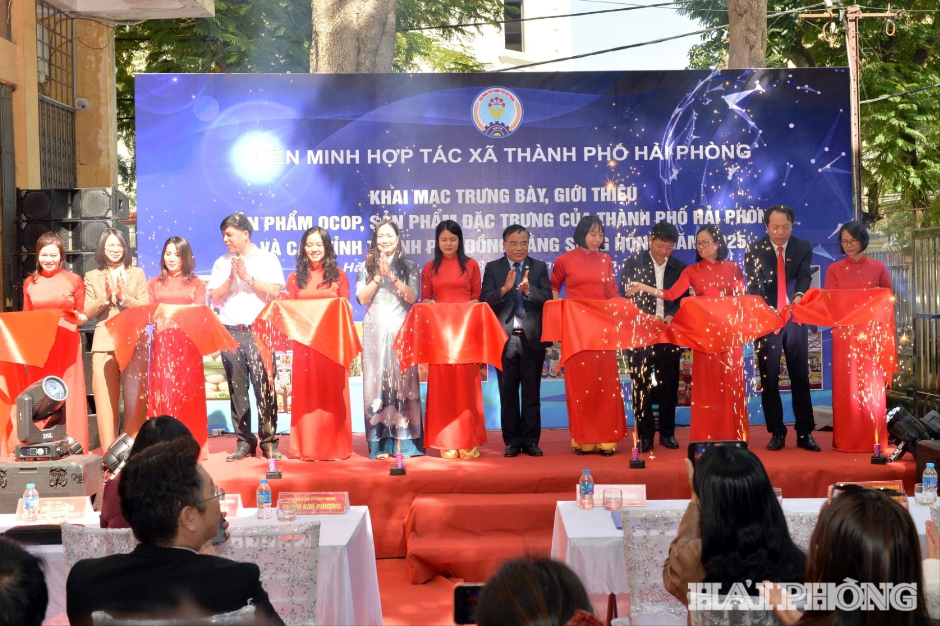 Les délégués coupent le ruban pour inaugurer le présentoir de produits COOP.