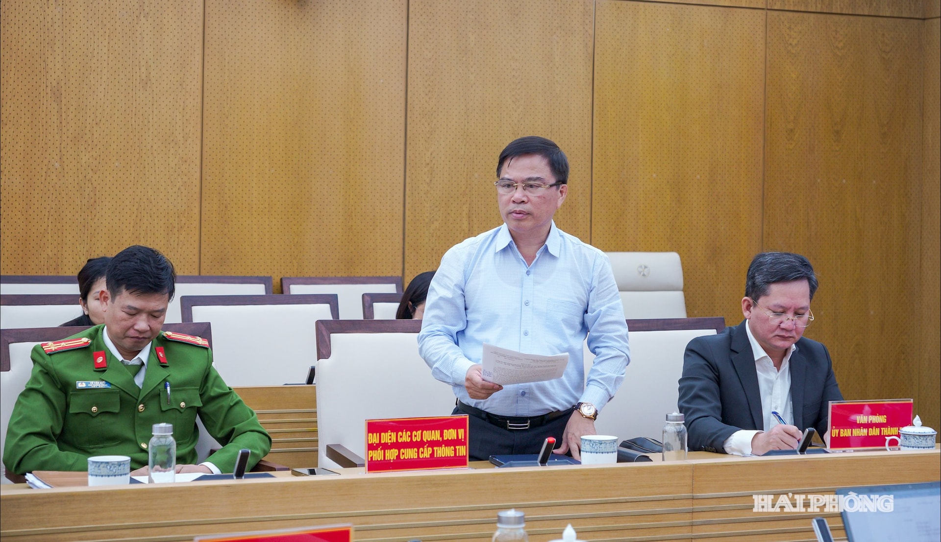 Representanter för stadens jordbruks- och miljöavdelning gav information om tomtröskning för investeringsprojektet Lao Cai - Hanoi - Hai Phong järnvägsbyggnation genom staden.