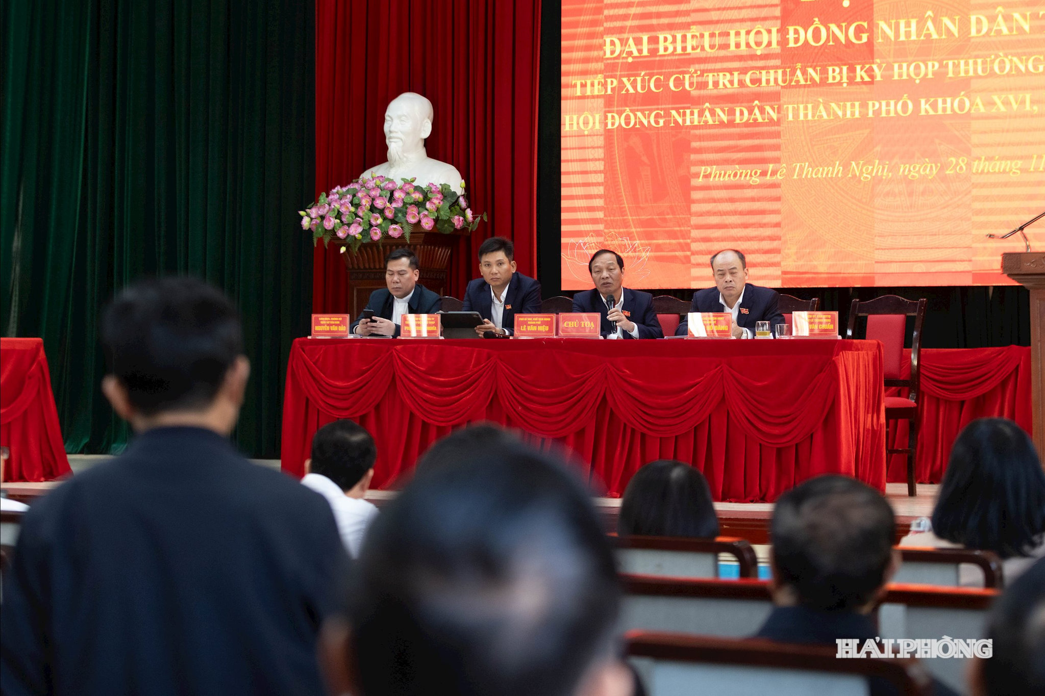 Đồng chí Lê Văn Hiệu trực tiếp trao đổi để làm rõ các ý kiến của cử tri tại buổi tiếp xúc.